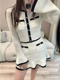 Abiti da lavoro Donne White Knit Cardigan maglione o mini gonna Set Out Color Contrast Coloro a manicotto svasato lungo Coat A-line