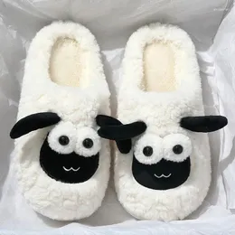 Slippers qyckaby 2024 Belas de animais fofos garotas garotas kawaii fofo de inverno quente desenho animado casa de ovelha