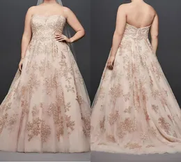 Oleg Cassini Lace Metallic Plus Tamanho Vestidos de noiva Vestidos de renda com coração Aplicado de renda 2019 Vestido de noiva do jardim da princesa Primeira Gow4721894