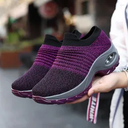 Fitness ayakkabıları Akeksiya 2024 Yaz Kadın Spor Ayakkabı Moda Nefes Alabilir Mesh Siyah Çorap İçin Günlük Platform