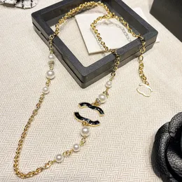 Collane di canali di marca di design di lusso di alta qualità in cristallo per la lettera di marca di perle per pettinamento Pendiali girocollo cognante catena di gioielli Accessori di rame