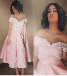 Abiti da cocktail di lunghezza del tè rosa 2018 Arabo fuori spalla formale abito da celebrità una linea Appliques Abiti madri corti Plus size PR5328009