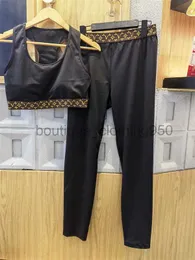 المصمم Yukafu Women's Arc Tracksuits Litness Malign Pant Sportwear Gym Wear Clothing Yoga مجموعة أجوف خارج السراويل القصيرة سيدة أزياء الملابس الرياضية بدلات اليوغا K901Y