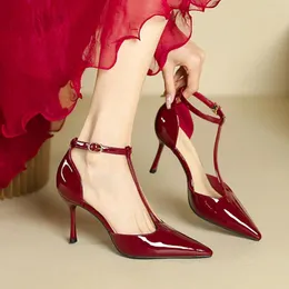 Klädskor röd hög klackar kvinnor ihåliga pekade tåpumpar mode t-typ ankel spänne remmen damer 2024 sexig fest