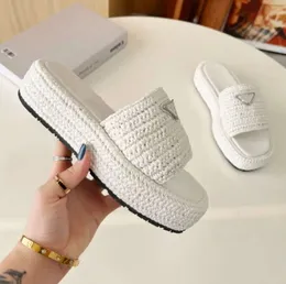 Triangellogotyp raffian flatform sandaler färg naturlig en elegant sofistikerad struktur av vävda raffian ger av dessa sandaler med flatform sula emaljerad metall 666