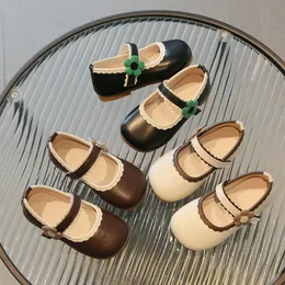 女の革の女の子のプリンセスシューズキッズレザーシューズブラックホワイトフラワーデコレーション幼児幼児の子供用足保護靴21-30
