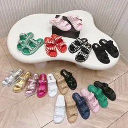 Papà sandali famosi designer donne 2024 ss scivoli scartoni di spiaggia muli piatti 100% slittamento in pelle acceso senza il design in pelle trapuntata sandals sandali di lusso scarpe di lusso