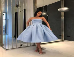 Vestidos de baile de baile de noite curta azul claro para meninas 2022 Simples Under 100 vestidos formais de cetim sem alças Vestido de baile de casas de casa Cock8228944