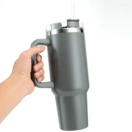 Wasserflaschen Die neueste 1200 ml Autobechung mit einer großen Kapazität mit Eisschikaner -Wärmeisolierung und kaltem Stroh