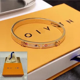 Luxury Gold Bracelet Brand Designer clássico de alta qualidade Pulpareleira de jóias Luxo Charme feminino Bracelet Romântica Love Wedding Gift Box Caixa