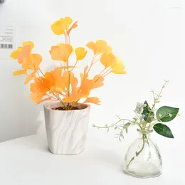 Simulazione di fiori decorativi di foglie di erba finte piante da parete piccole manciate ginkgo biloba e fiori in vaso.