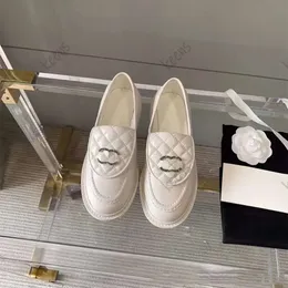 Loafers Tasarımcı Ayakkabı Kadınların Resmi Metal Tokası Küçük Deri Ayakkabı Klasik Deri Siyah ve Beyaz Khaki Düz Topuk İnce Fit Ayakkabı 35-40