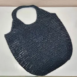 La tote bag in fibra di cocco è un must per l'estate