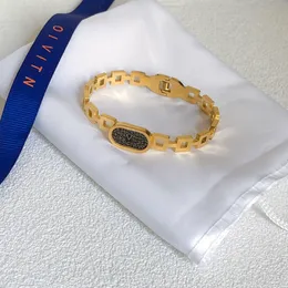 Роскошные золотоизображенные дизайнер браслетов Новый полый высококачественный браслет, предназначенный для изысканных девушек с изысканными подарками для вечеринок на день рождения