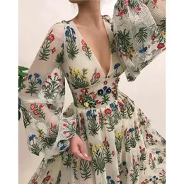 魅力的な刺繍パターン女性ドレスホリデーパーティーフルスリーブディープVネックサイドスプリットセクシーなファッションレディマキシドレス240321