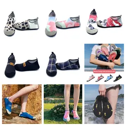 Scarpe atletiche maschile sandalo gai e scarpa da donna con la scarpa a piedi nudi per nuotare scarpe verdi all'aperto spiagge di sandalo coppia di scarpe torrente euro 35-46