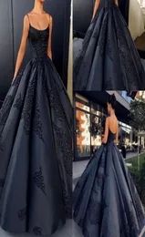 Backless Evening Dresses Ball Gown 2019 Spaghetti Straps Spetsapplikationer Plus Size Prom Dress Floor Long Long Long Satin Black Formal 6774761