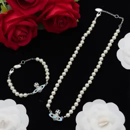 Neu gestaltete Perlen Halskette Blau Emaille Farbe Saturn Plendant Frauen Kristallkrusted Orb Safety Pin Motiv Hochzeit Schmuck Sets Designer Schmuck N0241