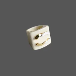 빈티지 디자이너 반지 트렌디 한 단순한 진주 라인톤 최고의 고급 도금 금 반지를위한 여성 파티 웨딩 커프 남성 링 세련된 Zh212 H4