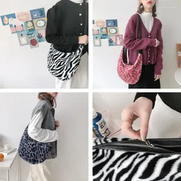 Axelväskor kvinnors modeväska leopard tryck messenger all-match handväskor casual halvmåne säck en huvudnoir femme