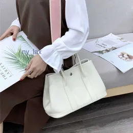 2024 Fashion Handbag Luxury Minimalist Design Delicate Garden Party Tote Bag Family Leather Work Commuter Womens stor kapacitet