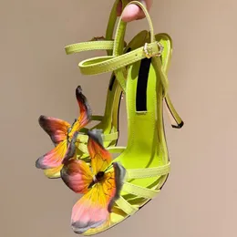Peep Toe Women High Heel Sandals Designer 2024 Summer Nuovo arrivo Arrivo Butterfly Decor Ankle Cinkle Cintiera di alta qualità Sandals Designer Designer in pelle genuina di alta qualità