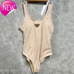 2024 Ny modedesigner Sexig bikini sätter billig metall badge baddräkter kvinnor bodysuits sexig rygglös en bit sommarsemester strand slitage