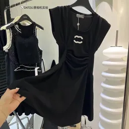 Designerska spódnica damska wydrukowana z modnymi listami marki, małą sukienką latającą, damską okrągłą szyjką plisowaną talię A-line spódnica