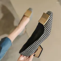 Vestido sapatos para mulher 2024 saltos quadrados calçados femininos calçados de dedão preto com médio e casual na venda chic ponto um atacado l