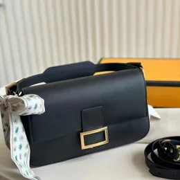 Bolsa de baguete de luxo de designer com tamanho médio e alça de ombro comprido hardware dourado bolsa de ombro de ombro macia e delicada Fense de mochila de cadeia de lancho