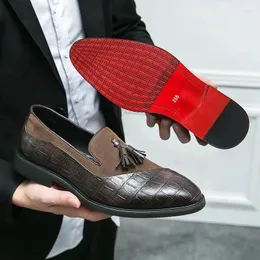 Sapatos casuais homens panos de pães com tassel de punho de ponta vermelha