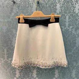 Юбки дизайнер Light Luxury Style Half Skirt 2023 Summer New Diamond Enveding Celebrity Heavy Industry A-Line Short для женщин ekuh