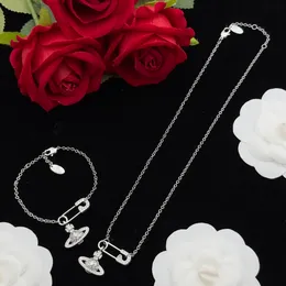 새로운 디자인 Lucrece Pearl Necklace Saturn Plendant Women Crystal-engusted Orb Safety Pin Motif Wedding Jewelry Set Designer Jewelry N0250