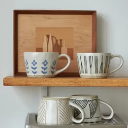 Japanische handgefertigte Kaffee Tasse Rougte Töpferwaren Retro Keramik Ins Style Becher Hochwertiger Wasserbecher Einfacher Hangohr-Ohr-Tasse