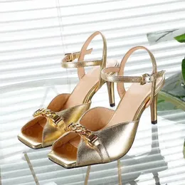 Летние роскошные дизайнеры Женщины одевают обувь рыбу рту Золото высокие каблуки Спиловые сандалии Острые кожаные металлические банкет открытые женские туфли
