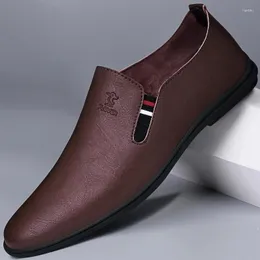 أحذية غير رسمية رجال المتسكعون 2024 ذكر حذاء أعمال مريح جميع الرجال الذين يقودون أزياء جلدية حقيقية كلاسيكية