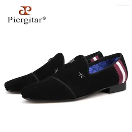 أحذية غير رسمية Piergitar 2024 رجل مصنوع يدويًا من جلد الغزال مع النجوم السوداء لحفلة أزياء الإبزيم والحفاظ على حفلة موسيقية بالإضافة إلى شقق الرجال الحجم