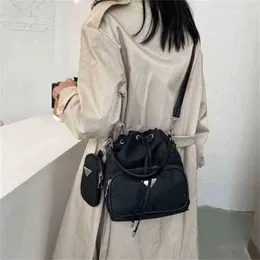 2024 Новый дизайнерский женский тренд плечо и задний рюкзак с нейлоновой тканью с модной личностью простая маленькая сумка