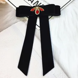 Bow Ties Rhinestones Bee Velvet Tie Brooch Badge Anime Lolita Klädtillbehör Vintage Kvinnors skjorta Tröja Collar Flowers Pins Pins