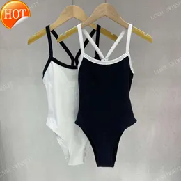 Tasarımcı Seksi Bikini Setleri 2024 Yeni Moda Mayo Kadın Mayo Seksi Örgü Mayolar Yüzme Plaj Kıyafetleri Örgü Oneepieces Siyah Beyaz Elbise Modaları Su