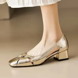 Kadın pompaları oyuklu tekne ayakkabıları kare ayak parmağı üzerinde sandalet üzerinde altın slive düğün orta topuklu ofis bayan 1499n 240322