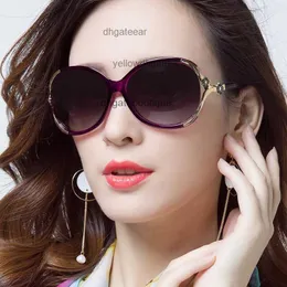 2023 새로운 편광 여성 선글라스 둥근 얼굴 UV 저항성 선글라스 세련되고 개인화 된 대형 프레임 디스플레이 얇은 순자수 레드 드라이브