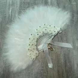 Dekorative Figuren benutzerdefinierte Hochzeit Federhand -Fan mit weißer Blume Luxus Tanz Braut Held Po Requisinen Favours Abanicos para boda
