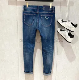 Herrdesigner jeans sommar smala mäns europeiska varor ny produkt affärsverksamhet klassisk broderad triangel tvättade blå små raka ben jeans och byxor