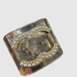 Partihandel designer armband för kvinnor vita diamanter Crystal Pearl Charm Armband Vintage Exquisite Plated Gold Acrylic Designer Jewelry Party Gift ZH215 C4