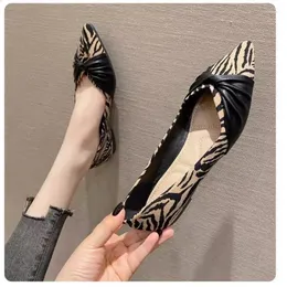 Scarpe casual 2024 Primavera Summer Punte da donna single tutte abbinano il vento fata grande mestolo a tarda sera tace