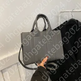 NOVAS BIG BELS BAGAS Designer casual feminino Data de casamento Carta de bolsa de couro Triângulo Metal Triângulo Bola de ombro de rua Mensageiro de compras de rua