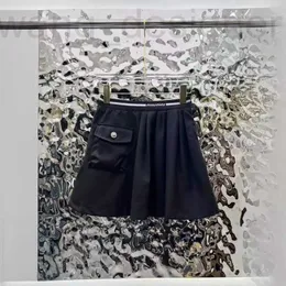 Дизайнер юбков Новый 24SS MIU имеет очень стильный дизайн юбки с плиссированным с сильным чувством моды.Плетеная ленточная буква является повседневной и изысканной короткой TVQ1