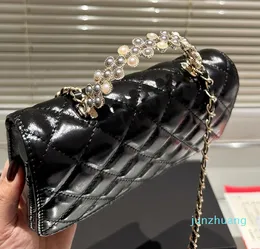 Tasarımcı -Pearls Metal Tapı Kapitone Omuz Çantası Kadın Parlak Kapiton Deri Mini Debriyaj Çanta Leydi Crossbody Altın Dokuma Zincirleri Strap Torbalar