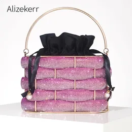 Alizekerr Woven Rhinestone Bags Bags Women Boutique تخرجت من Crystal Hollow Out Metal Formes وحقائب اليد الزفاف 240329